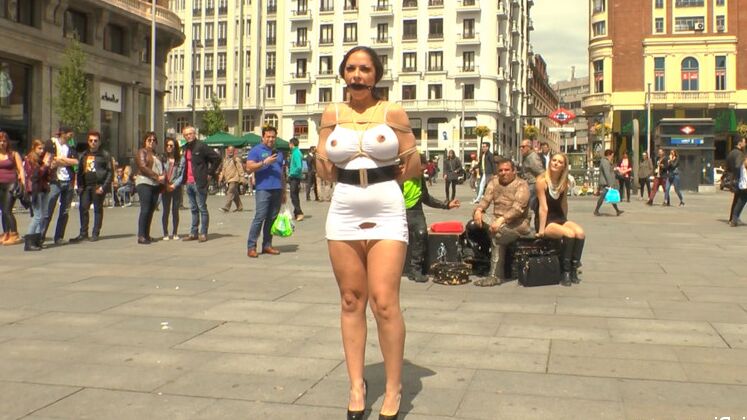 15P 巨乳の女の子がトップレスで猿ぐつわをされたまま街中をパレードされ、公開セックスされる