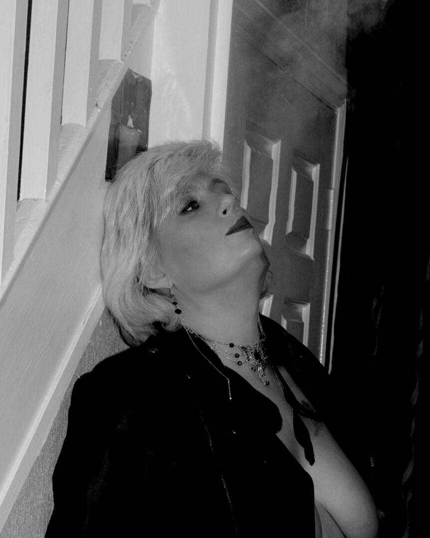16P Une blonde plus âgée allume une cigarette tout en montrant ses seins nus et sa chatte