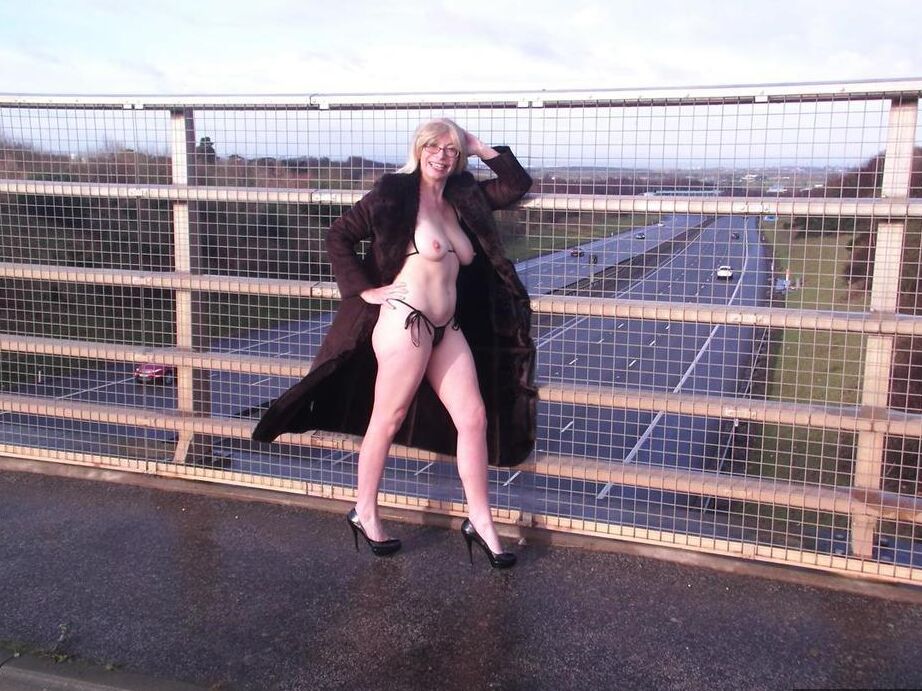 20P 年上のアマチュア バービー ふしだらな女が陸橋の歩道で点滅します
