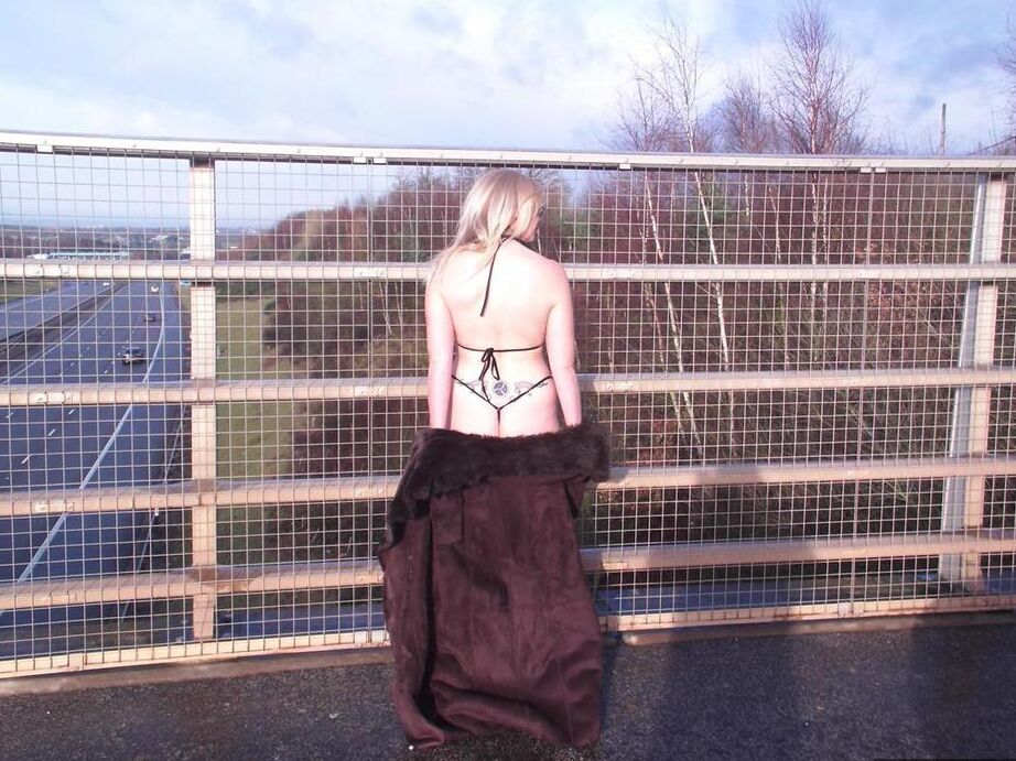 20P 年上のアマチュア バービー ふしだらな女が陸橋の歩道で点滅します