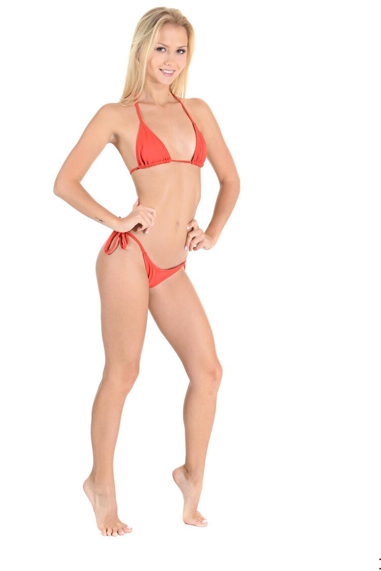 15P La rubia natural Kristina se desnuda después de quitarse un diminuto bikini