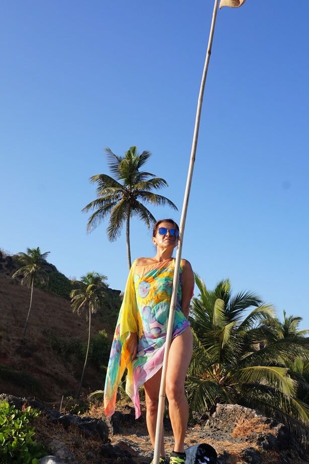 10P A amadora mais velha Diana Ananta expõe seus peitos e bunda durante uma caminhada