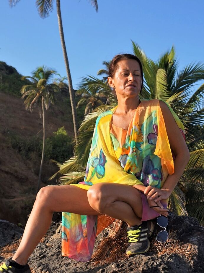 10P A amadora mais velha Diana Ananta expõe seus peitos e bunda durante uma caminhada