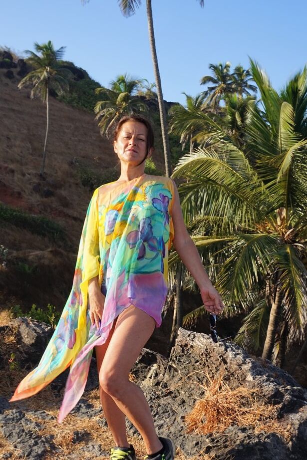 10P A amadora mais velha Diana Ananta expõe seus peitos e bunda durante uma caminhada