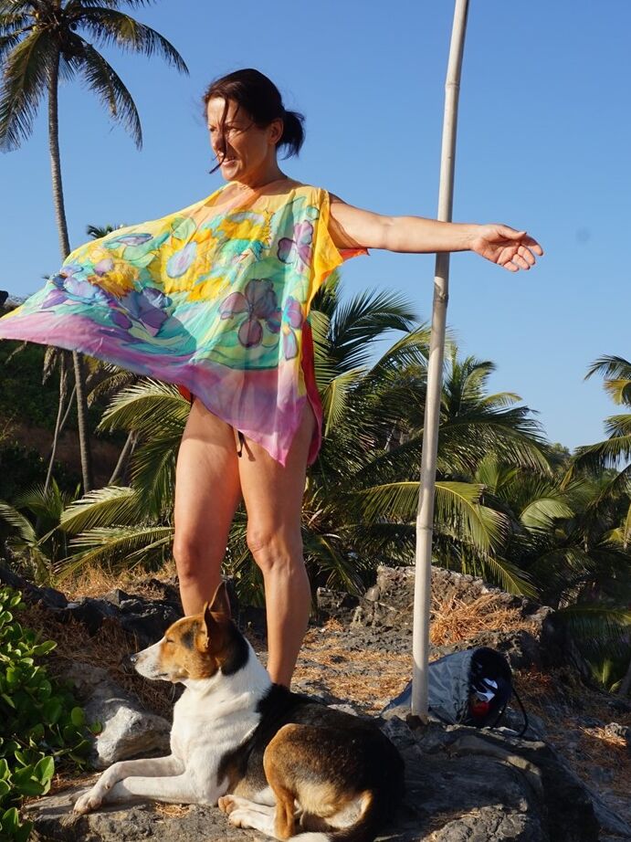 10P A amadora mais velha Diana Ananta expõe seus peitos e bunda durante uma caminhada
