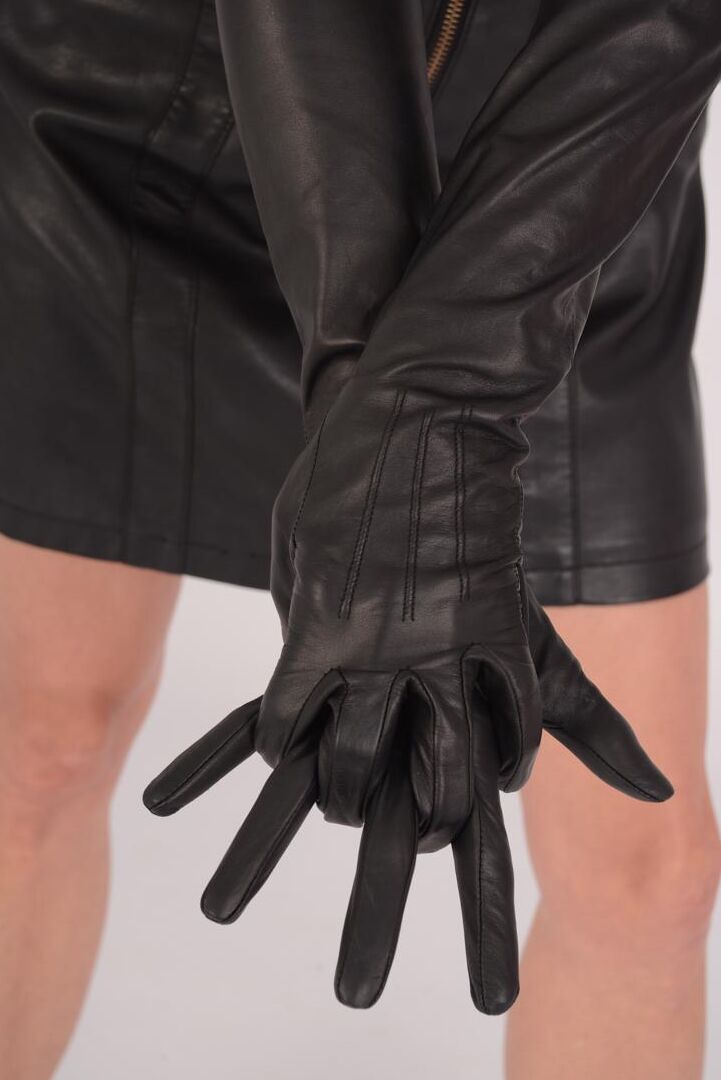 15P La sexy pelirroja Cindy se pone guantes de cuero negros y lleva un vestido a juego