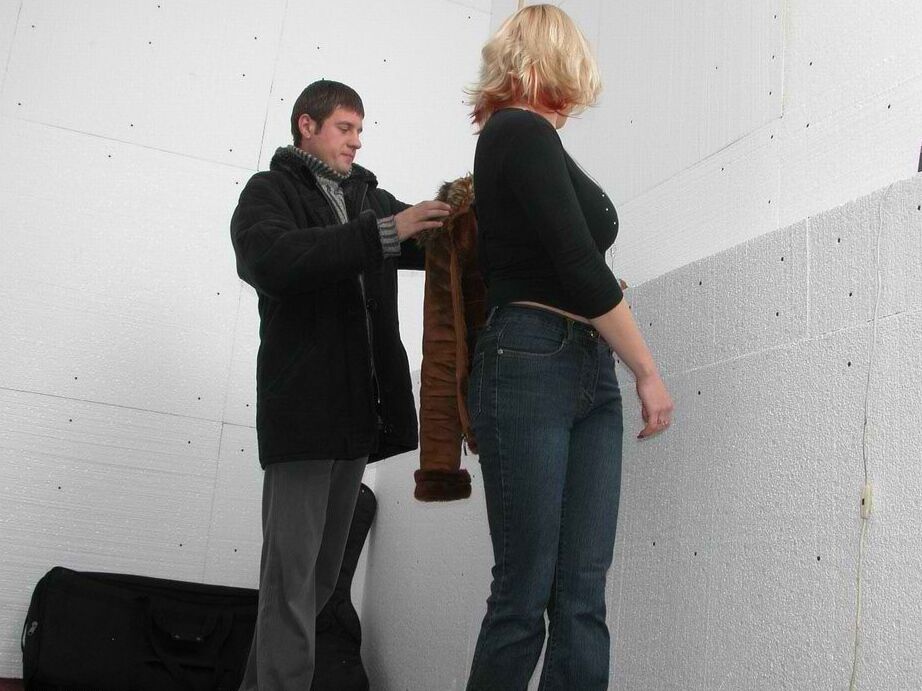 Die 21P Amateur-Blondine Anna reitet den Schwanz eines Jungen und lutscht einen anderen auf dem Boden