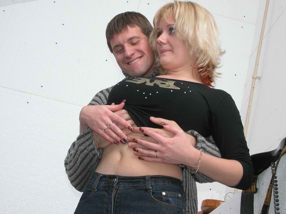 Die 21P Amateur-Blondine Anna reitet den Schwanz eines Jungen und lutscht einen anderen auf dem Boden