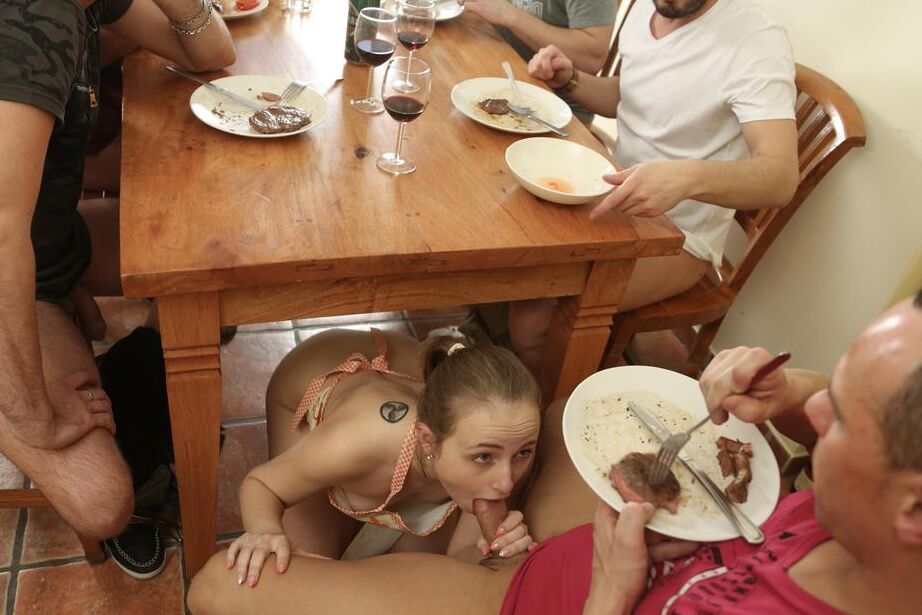 16P Крошечная девочка-подросток Леди Баг отсасывает целой группе мужчин после подачи ужина