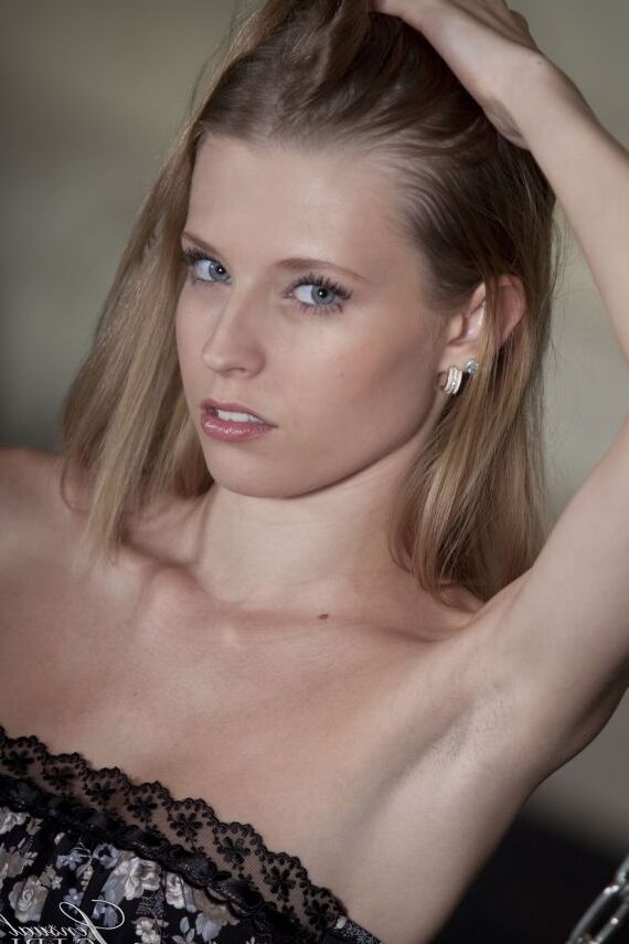 Das 10P-weiße Mädchen Angel Hot entblößt ihre festen Titten für ein Oben-ohne-Solo-Shooting