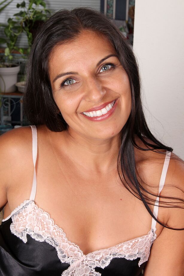 15P 30 plus feminina Saffron LeBlanc revela o rosa da vulva após a retirada da lingerie