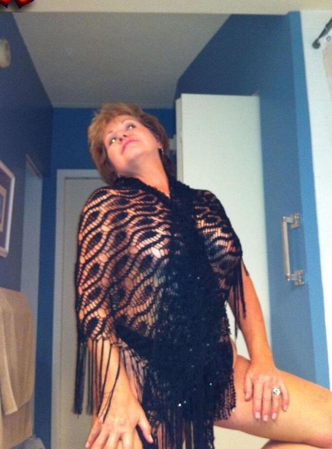 20P Busty Bliss, femme plus âgée, se masturbe avec un vibromasseur avant d'écarter sa chatte