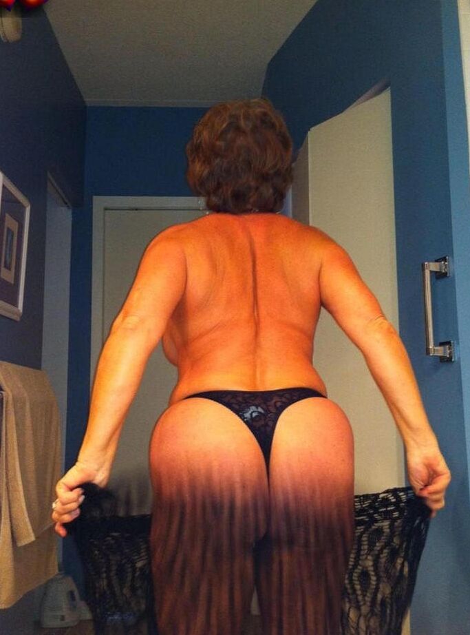 20P Busty Bliss, femme plus âgée, se masturbe avec un vibromasseur avant d'écarter sa chatte