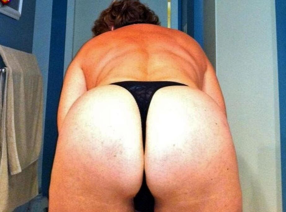 20P Busty Bliss, femme plus âgée, se masturbe avec un vibromasseur avant d'écarter sa chatte