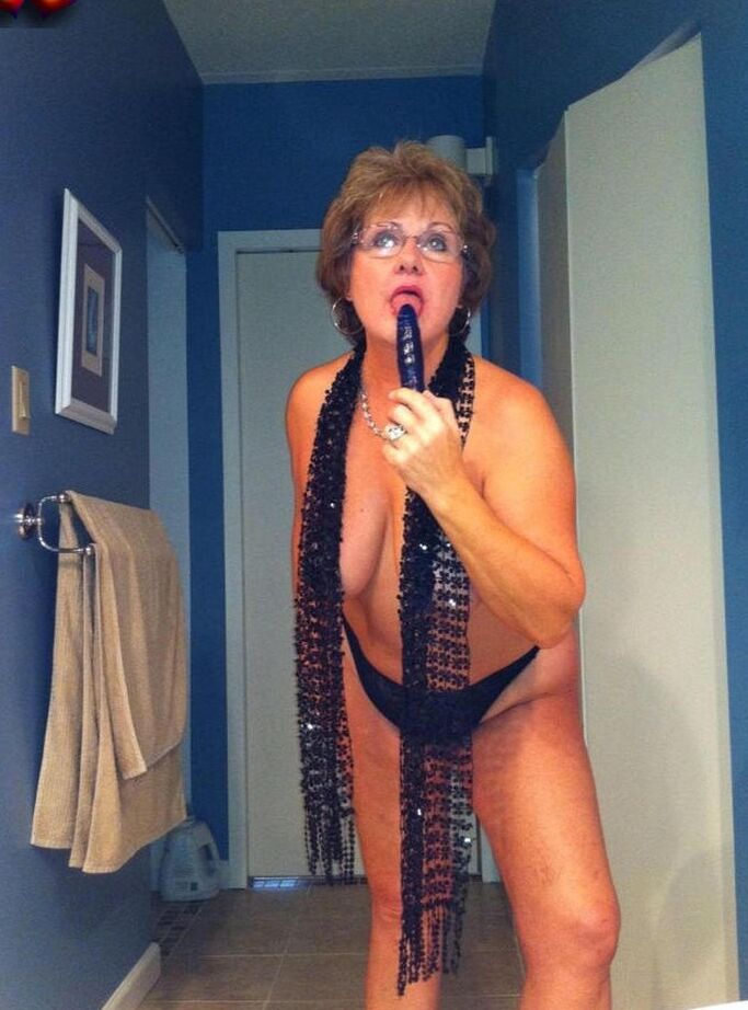 20P Busty Bliss, femme plus âgée, se masturbe avec un vibromasseur avant d'écarter sa chatte