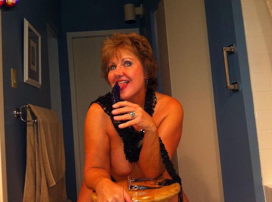 20P Busty Bliss, femme plus âgée, se masturbe avec un vibromasseur avant d'écarter sa chatte