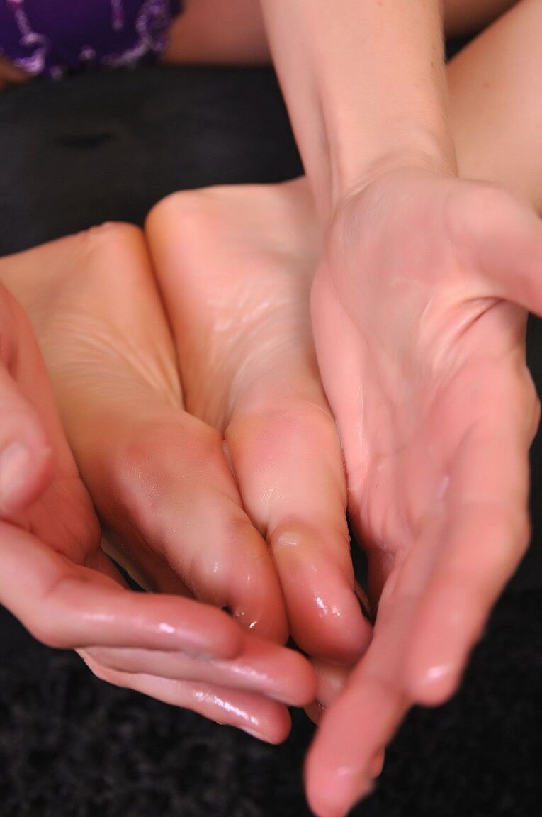 19P Smiley mature Julia Ann se jette joyeusement sur une grosse bite pour sucer en POV