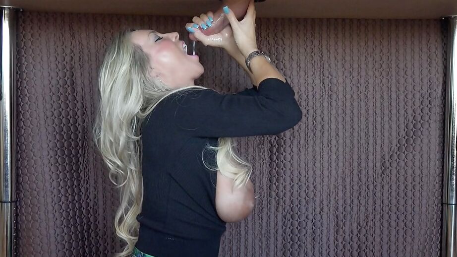 16P Big tit mom Sandra Otterson giving head and handjob at the gloryhole