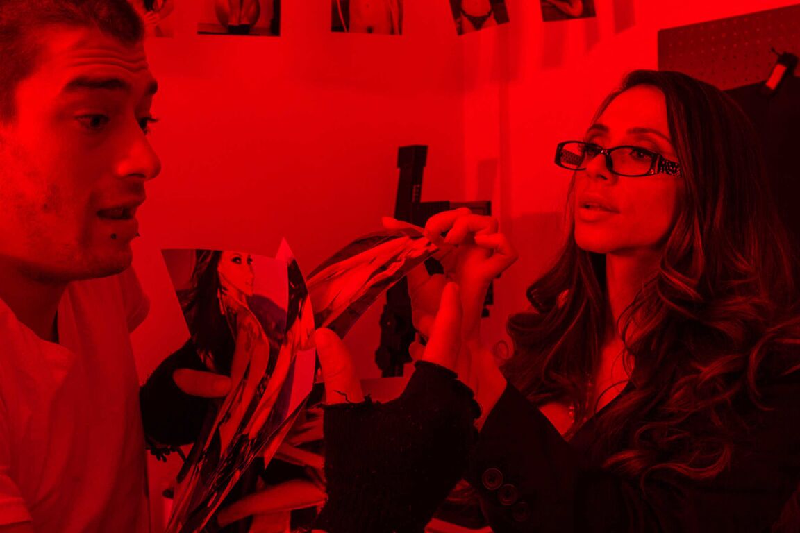 21P La profesora de enormes tetas Ariella Ferrera follando con un estudiante cachondo en el cuarto oscuro