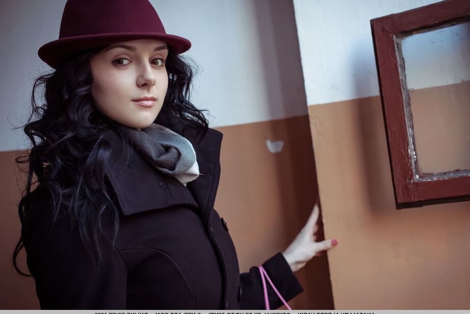 Das 18-jährige Teenie-Model Anatali zieht ihre Nuttensocken aus, um ihre nackte Schönheit zur Schau zu stellen