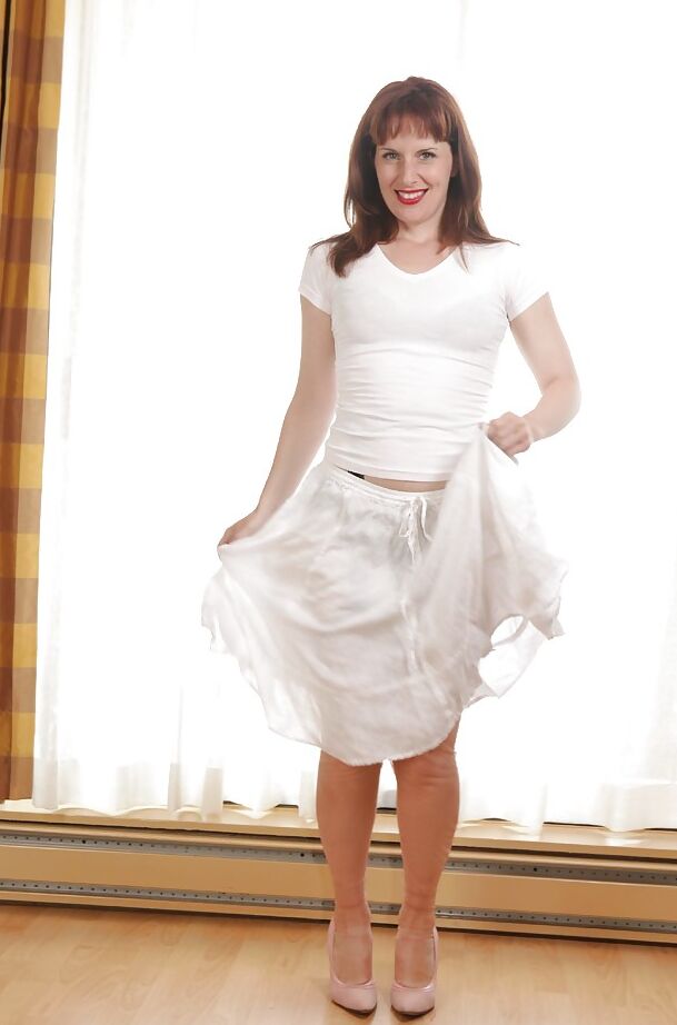 12P Madura tentadora quitándose el vestido y mostrando su lencería