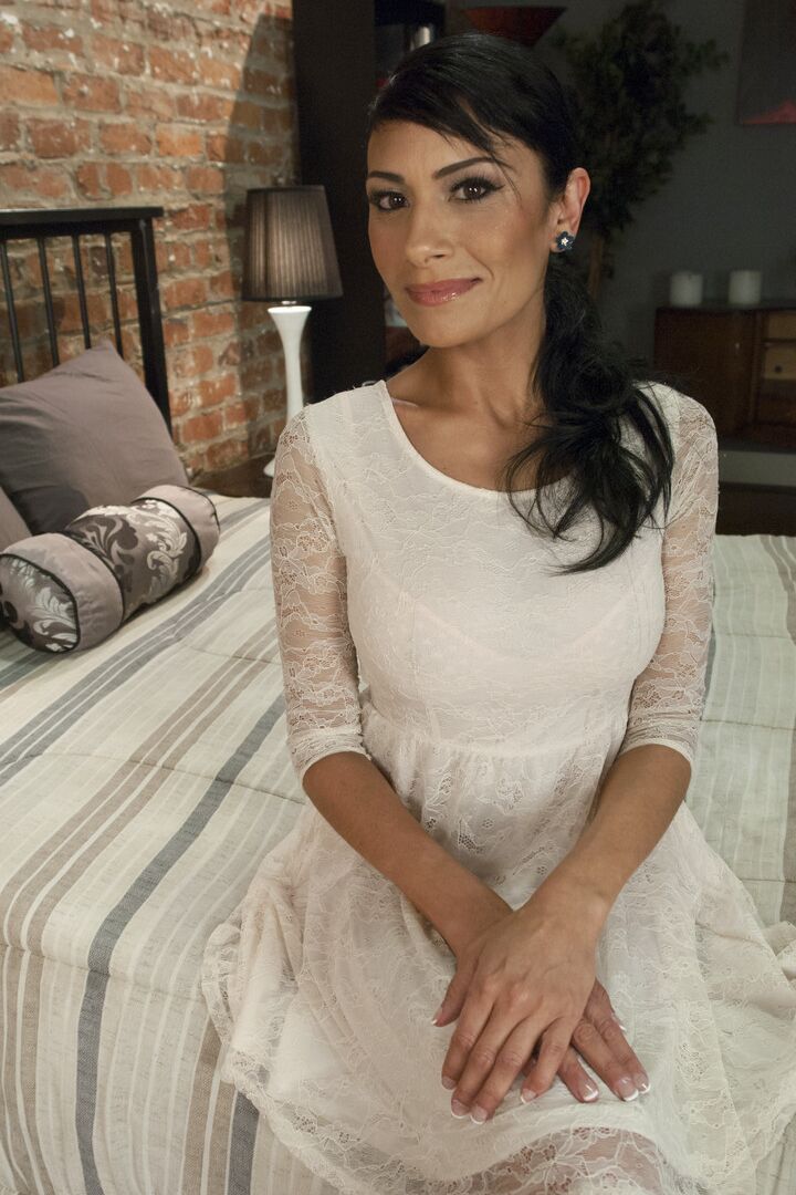 21P La MILF caliente Beretta James la transexual cachonda Jessica Fox recibe la polla dura por detrás