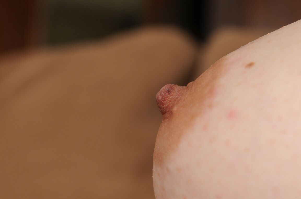 21P La MILF salvaje Savannah se quita el corsé rosa