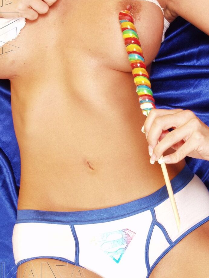 21P A morena Crissy Moran mostra os peitos e brinca com o regalo com um pirulito