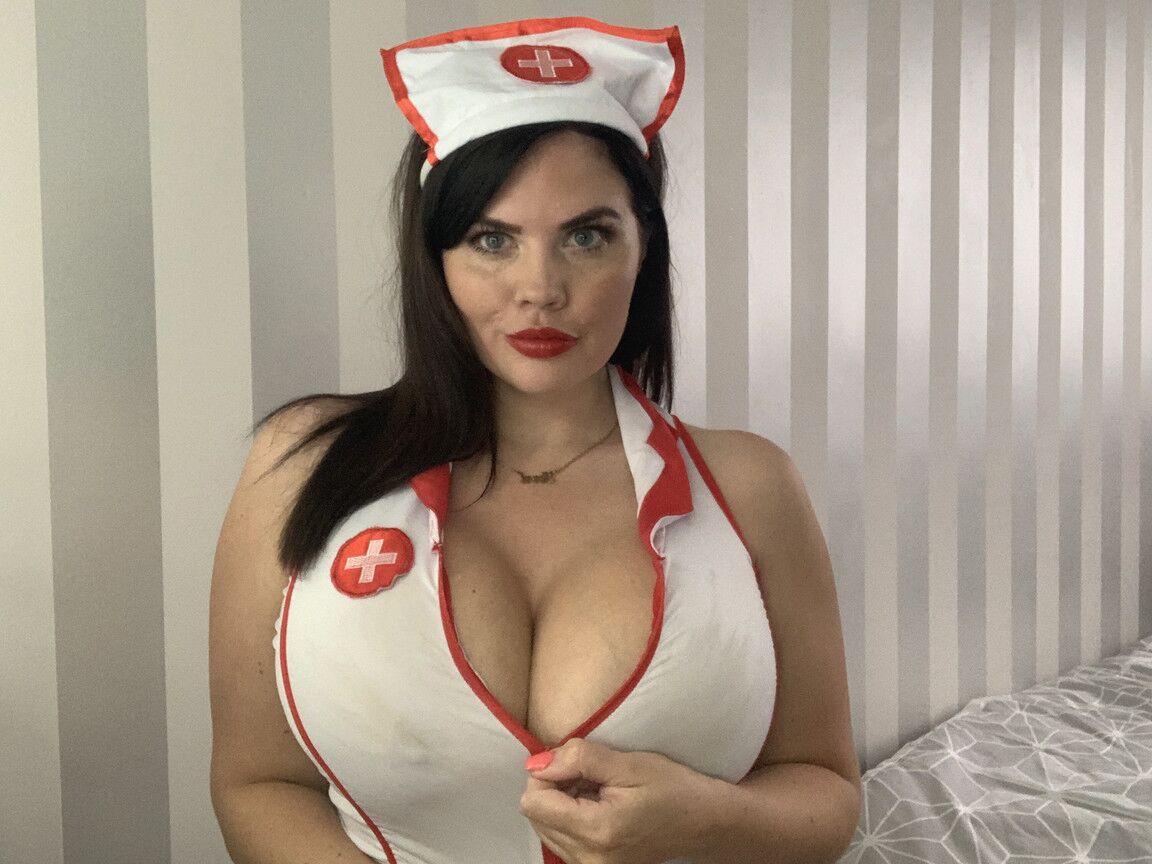 20P La voluptuosa enfermera Terri Lou muestra sus enormes pechos y se aceita las tetas