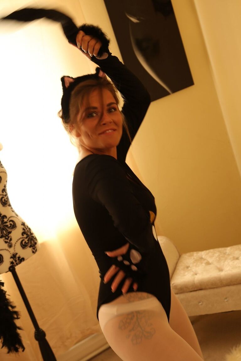 21P All-natural erotic models in sexy lingerie posing behind the scenes
