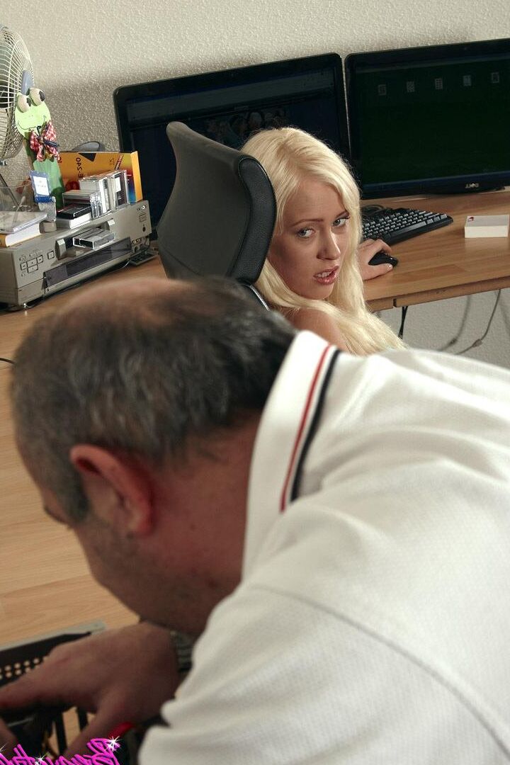 13P Chica rubia de piernas largas tiene sexo con su compañero de trabajo mayor en la oficina