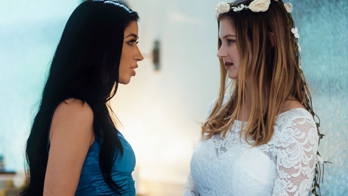 15P As adolescentes Bunny Colby e Alex Coal têm sua primeira experiência de sexo lésbico