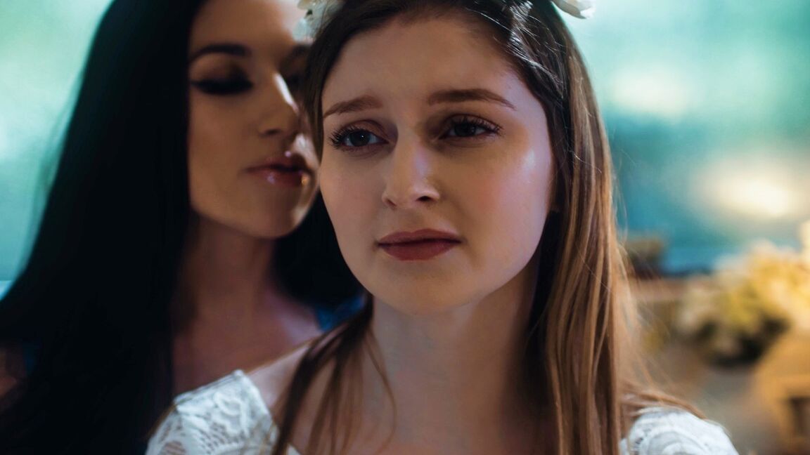 15P As adolescentes Bunny Colby e Alex Coal têm sua primeira experiência de sexo lésbico