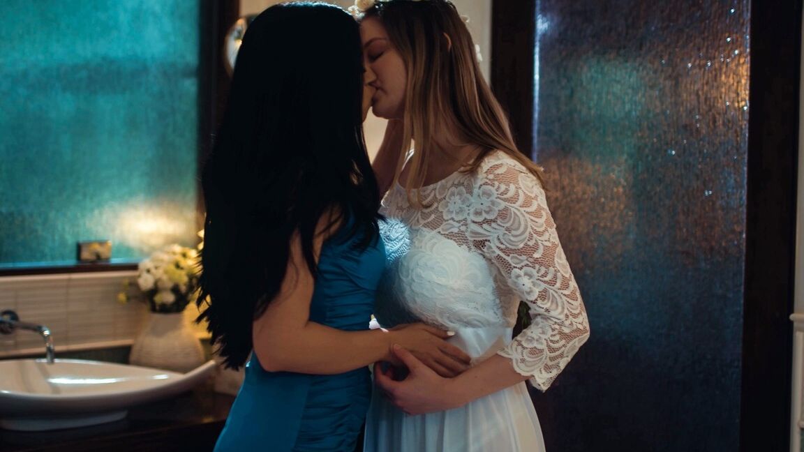 15P As adolescentes Bunny Colby e Alex Coal têm sua primeira experiência de sexo lésbico
