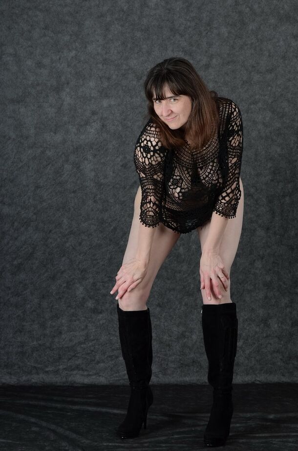 20P Mãe madura em vestido de renda transparente expõe seus seios moles