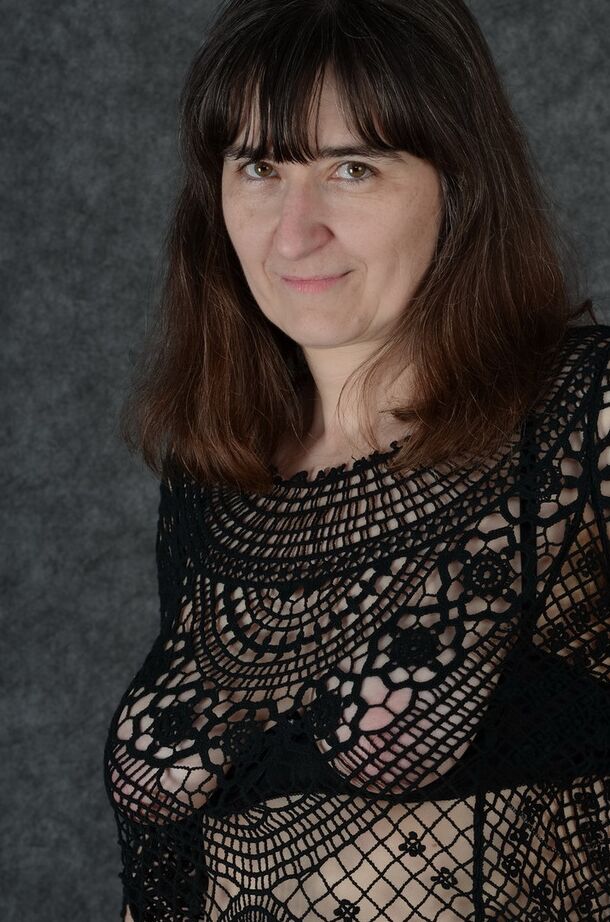20P Mãe madura em vestido de renda transparente expõe seus seios moles