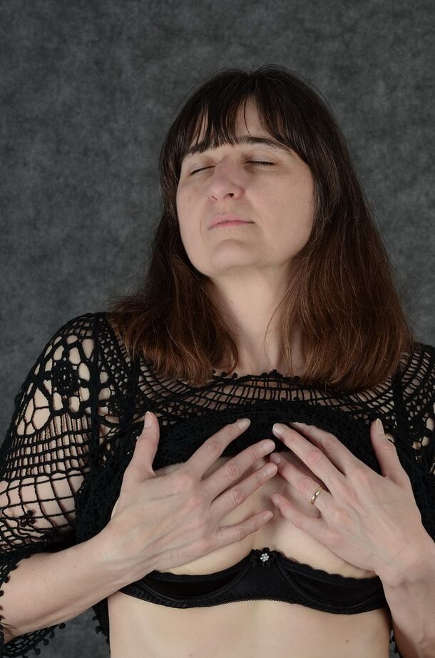 20P Mãe madura em vestido de renda transparente expõe seus seios moles