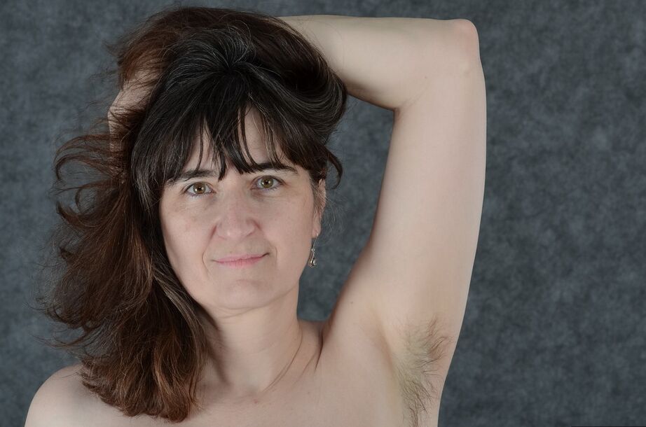 20P Mãe madura em vestido de renda transparente expõe seus seios moles