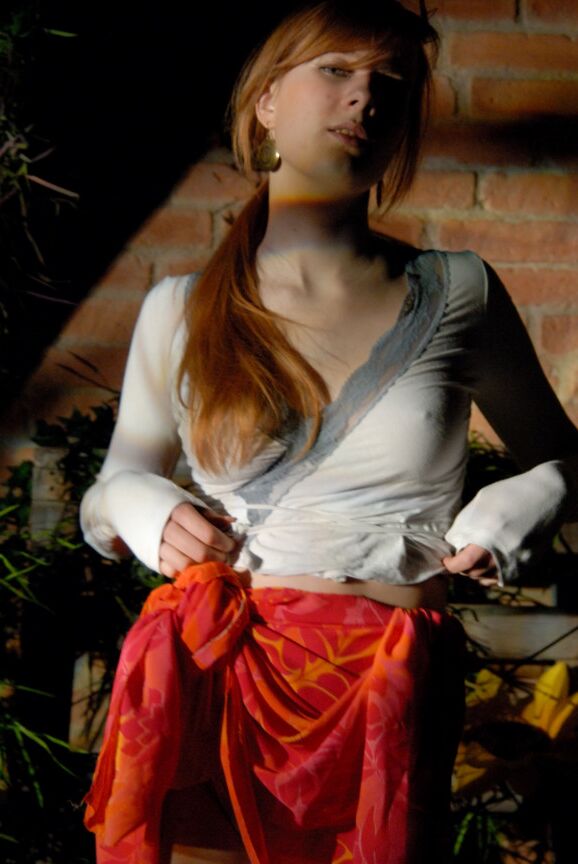 16P Lina, rousse naturelle, expose ses sous-vêtements en jupe haute dans un jardin.
