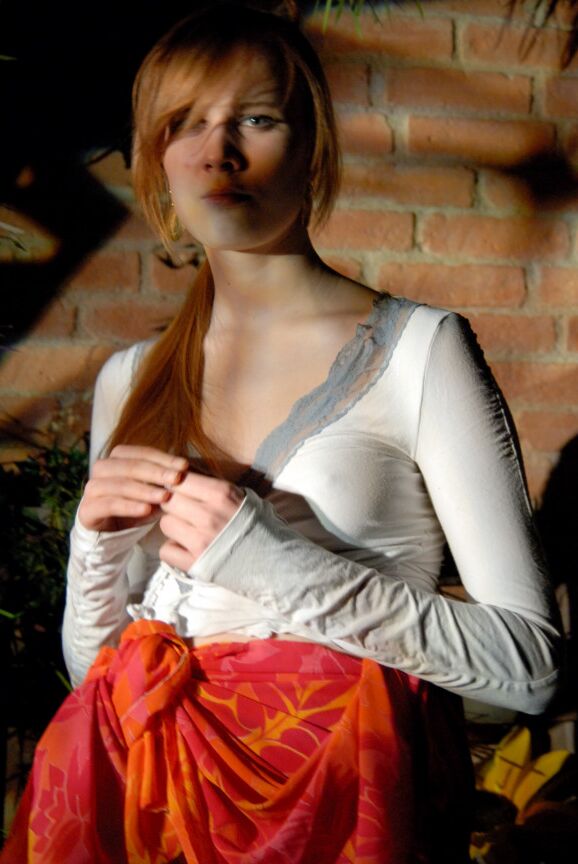16P Lina, rousse naturelle, expose ses sous-vêtements en jupe haute dans un jardin.