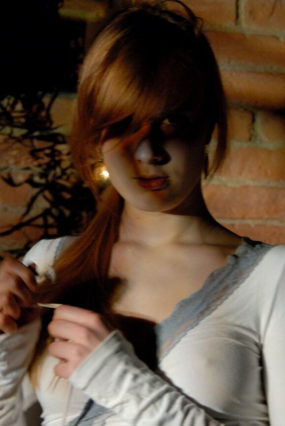 16P Lina, rousse naturelle, expose ses sous-vêtements en jupe haute dans un jardin.