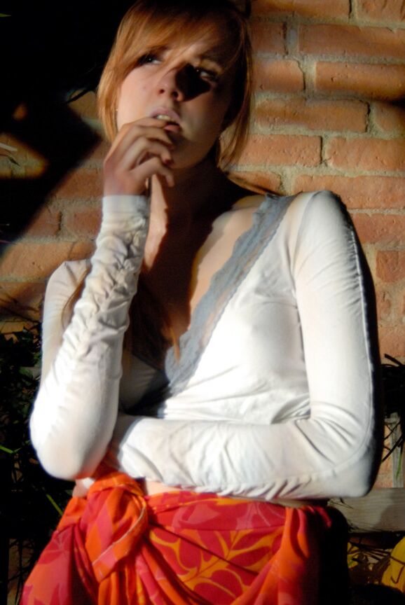 16P Lina, rousse naturelle, expose ses sous-vêtements en jupe haute dans un jardin.
