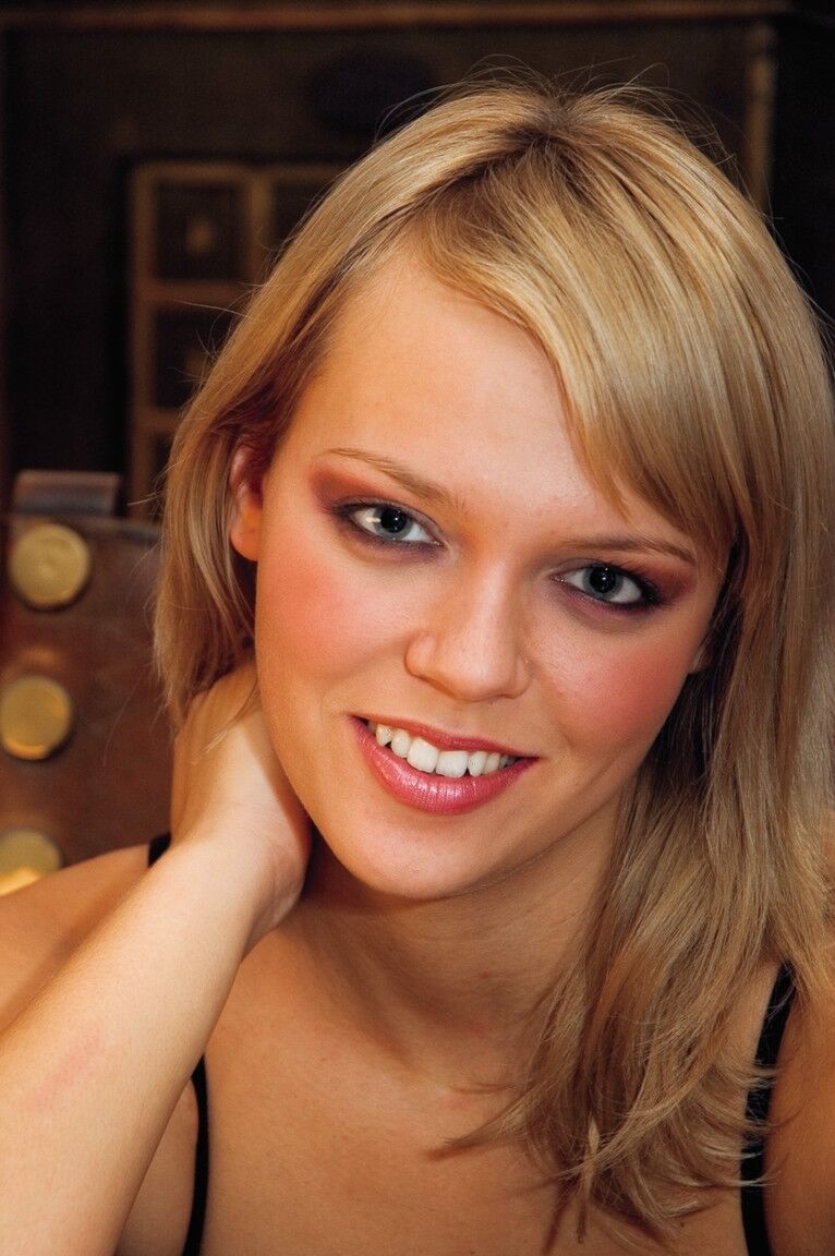 14P La MILF tchèque entièrement naturelle Ellen Saint cocu son vieux avec un voisin