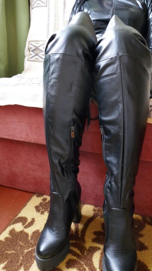 16P Modelo amador posa com roupa de couro de corpo inteiro e óculos escuros