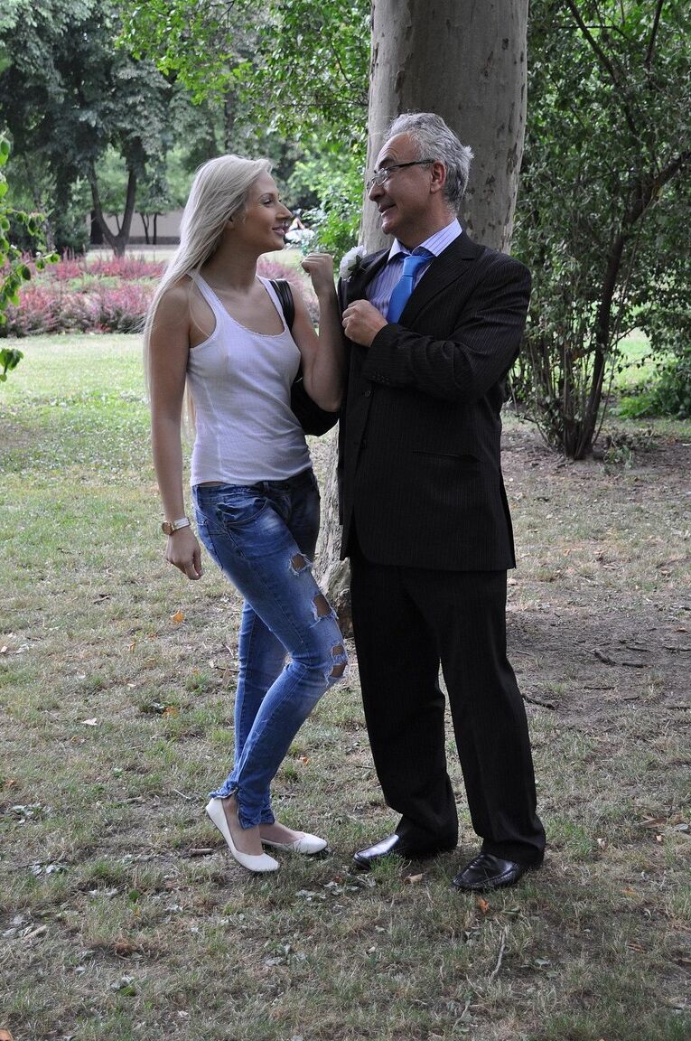 20P Gata loira sacanagem Viktoria Diamond fazendo sexo com um velho no sofá