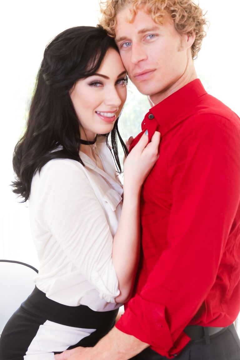 15P Fair skinned teen Aria Alexander meets her guy after modeling in the nude