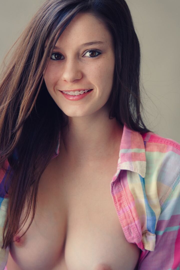 10P La douce brune Rylee Marks dévoile ses jolis seins et son cul serré seule