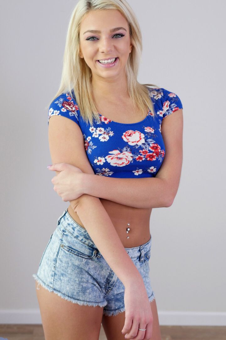 16P A loira Tiffany Watson se despe antes de se masturbar com um brinquedo sexual