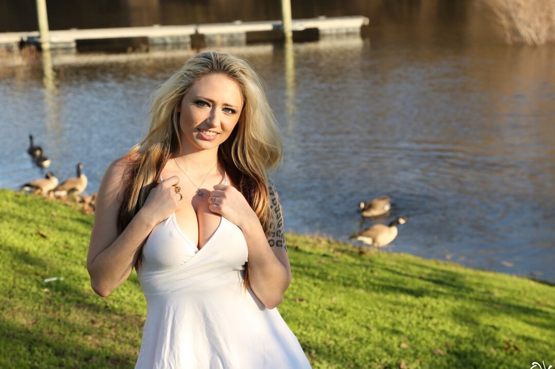 15P La sucia rubia amateur Lily Xo muestra las bragas bajo la falda mientras está en el parque