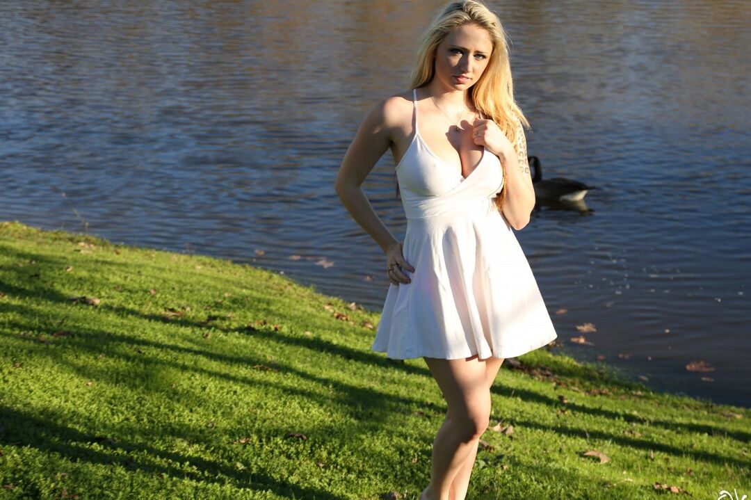 15P La sucia rubia amateur Lily Xo muestra las bragas bajo la falda mientras está en el parque